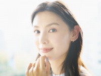 申真衣、仕事も結婚も“やってみる”。自分を貫く『VERY』カバーモデル