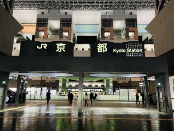 「幼い息子と一緒に雨に降られた京都旅行。傘なしで歩いてたら見知らぬ車から...」