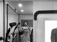 ローラが大胆な“手ブラ”ショットを公開！ 「圧倒的な美貌オーラ」「参りました」「めっちゃカッコいい」と大反響