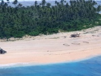 太平洋の孤島に漂着した3人、ビーチに描いた「SOS」で無事救助される（ミクロネシア）