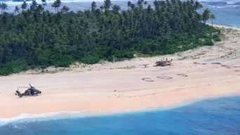 太平洋の孤島に漂着した3人、ビーチに描いた「SOS」で無事救助される（ミクロネシア）