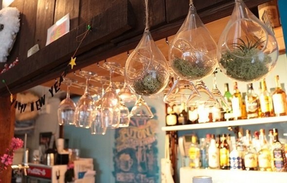 ふとんバーには若者が集まる