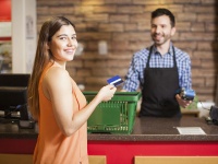 ネット女子が大激論！男性店員のレジで「生理用品」買える？