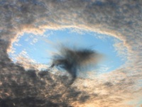 穴あき雲　画像は「Wikipedia」より引用