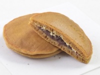 【品川手土産】もっちり生地と、バターのような乳製品がポイント！　職人さんの想いが育てた「黒糖どら焼き」