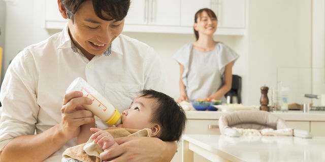 哺乳瓶で授乳をする夫