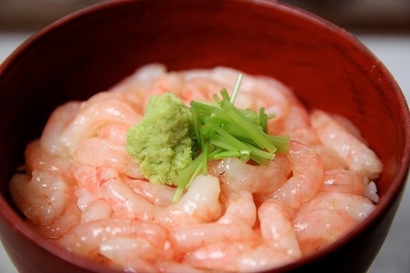 三国湊甘海老てんこ盛り丼　2150円（税抜）（画像提供：越前蟹の坊）