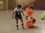 【カッカしすぎ！】女子フットサルの試合で蹴りを入れたら乱闘に！