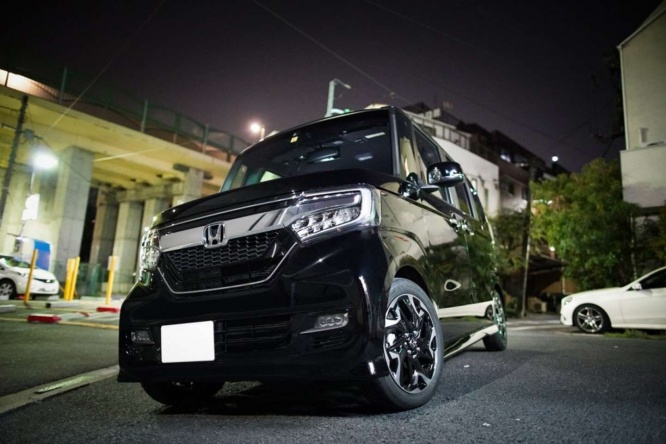 母と軽ワゴン車で各地を回った(画像はイメージ)