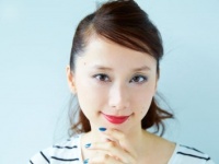 【フェスメイク】肌を「整えすぎない」のがポイント？　大胆アイメイクでかわいく！