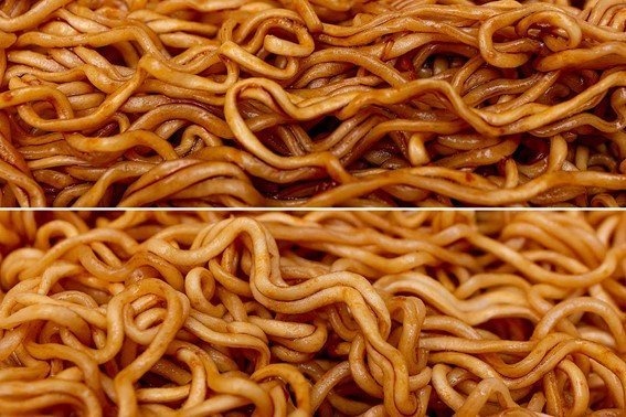 ちょっと濃いめ(上)と通常やき弁(下)のソースの色の違い