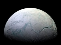土星の衛星「エンケラドゥス」は地球上の微生物が繁栄する可能性が示唆される。もしかしたらすでに生命が？