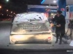 アホすぎる！　給油中の車に火を近づけて大炎上させる女性！