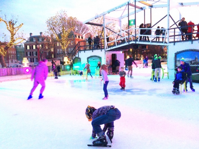 オランダっ子の定番 アムステルダムの街中に現れたアイススケートリンク Ice Amsterdam で冬の風物詩を楽しむ デイリーニュースオンライン