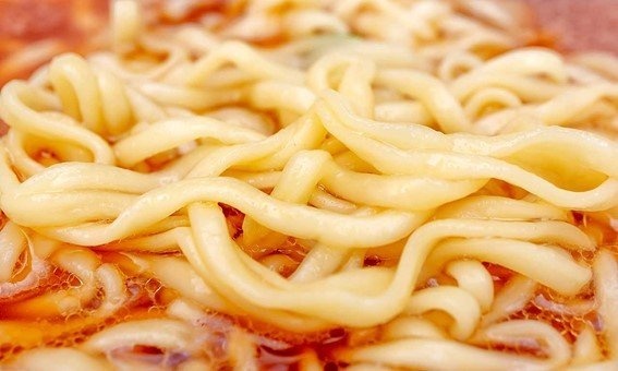 やや幅広で弾力のある縮れ麺