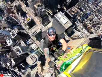高所恐怖症注意。高さ320メートルのクライスラー・ビルの塔に登って自撮りする、プロフェッショナル高所作業職人