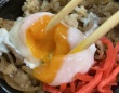 玉出の牛丼「玉牛」321円でかなりイケてる　味・ボリューム・卵のとろけに大満足