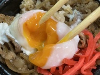 玉出の牛丼「玉牛」321円でかなりイケてる　味・ボリューム・卵のとろけに大満足