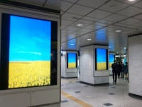 広告？それとも何かのメッセージ？　大阪駅の構内に「青空の下の菜の花畑」がズラリと表示されてる理由