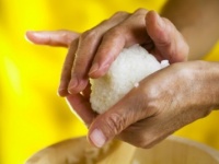 汚なそう……。「他人が作ったおにぎり」を食べられる？　72.7％の男性は……