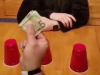 驚愕の結末に震える。このお札はどのカップに入っている？スリーシェルゲームにチャレンジした少年は見事に当てたものの・・・