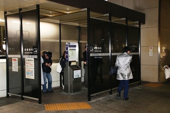 14年に新設された八条東口の喫煙所。設置に伴い周辺の吸い殻が激減したそうだ