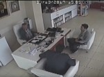 とんでもない“来客”のせいで商談中の男性たちが…