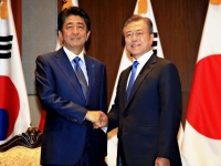 安倍晋三首相（左）と韓国の文在寅大統領（右）（写真：読売新聞/アフロ）