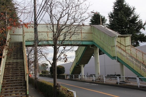 歩道橋に覆いがついているのは刑務所内を覗かれないためか
