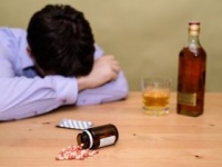 死亡時に飲酒していた自殺者の比率は不況時に上昇（shutterstock.com）