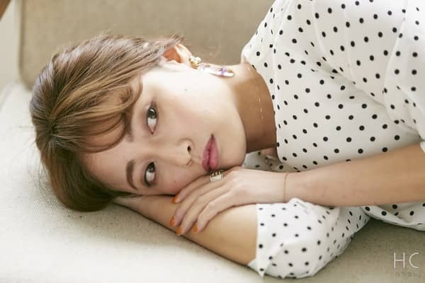 ソファで横になる女性