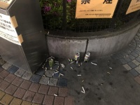 吸い殻とアルコール（写真は筆者撮影）