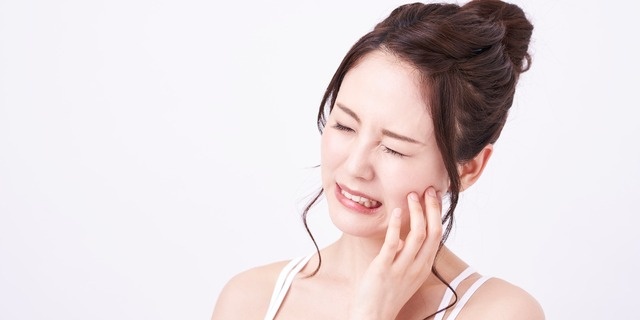 歯痛を感じる女性