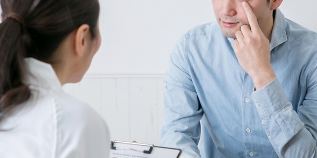 眼科にかかる男性