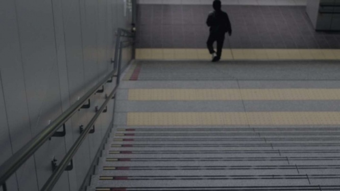 駅の階段の前で...（画像はイメージ）