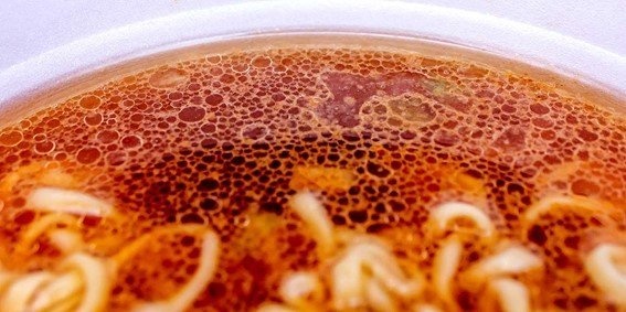 スープ表面に浮く油脂