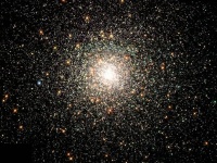 太陽の26京倍の質量。これまで発見された中で最も巨大な超銀河団を発見