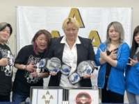 AAAWタッグ王座を競う2チームと長与千種