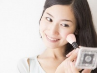 女性に聞いた！　ベースメイクの仕上がりは「ツヤ肌」派？　「マット肌」派？