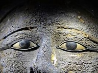 古代エジプトの秘密のミイラ工房が発見される。貴金属で飾られた仮面をつけたミイラも見つかる。