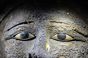 古代エジプトの秘密のミイラ工房が発見される。貴金属で飾られた仮面をつけたミイラも見つかる。