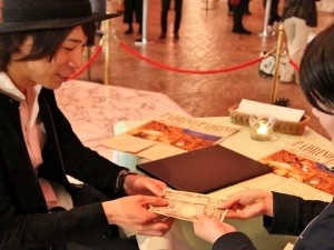 男性にお金を渡す女性