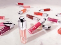 「ディオール アディクト リップ マキシマイザー」がリニューアル。モーヴ、ブリックなど全24色展開に