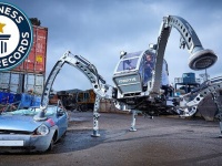 巨大なカマキリが人を乗せてワシワシ歩く。世界最大の乗用六脚ロボット「マンティス」がギネス記録