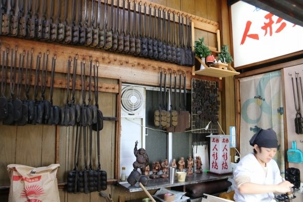 次々焼き上げられていく人形焼き。ずらりと並ぶ焼き型に老舗の歴史が宿る