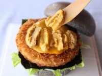 お客様自らの手で、うにをトッピングしていただく（写真画像は、すべて「うずのくに南あわじ」提供）