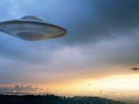 アリゾナ州を飛行中の2機の旅客機パイロットが同一のUFOを目撃？