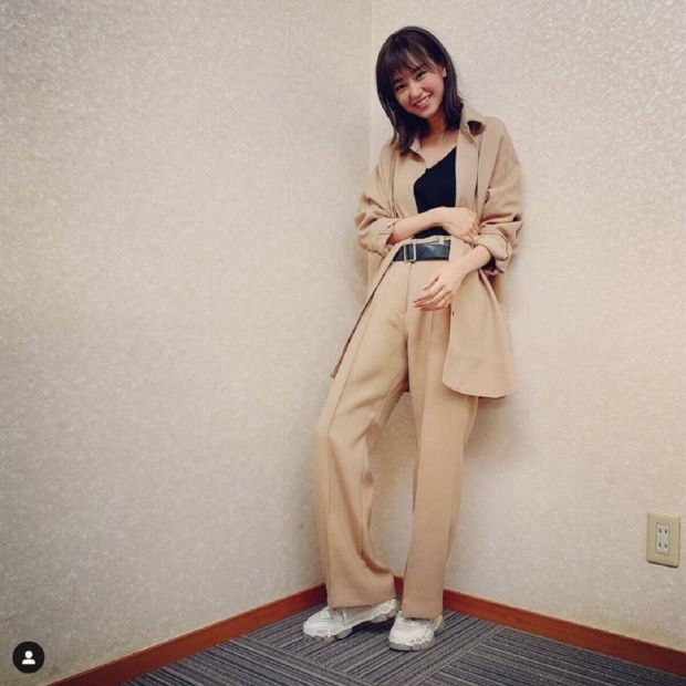 桐谷美玲、セットアップを着こなした全身写真を公開し大反響「相変わらずお腹がぺったんこ」