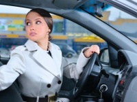 女子は運転のココが苦手ランキング　3位「車線変更」2位「縦列駐車」1位は？