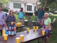 【ほっこり】100歳の誕生日を迎えたおばあちゃんがピンポン玉ゲームで見事一発命中！